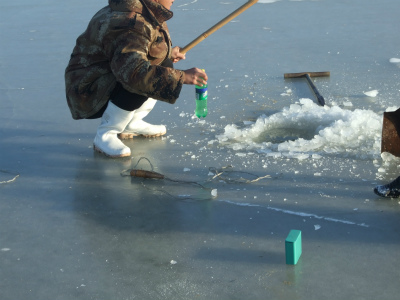 二力河蟹养殖基地技术人员开冰眼取水样测含氧